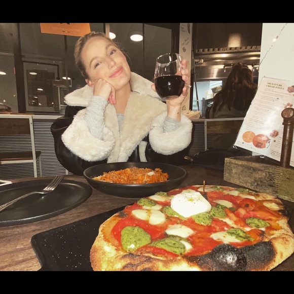 Meet your Posher, Nina - Picture 2 of 5